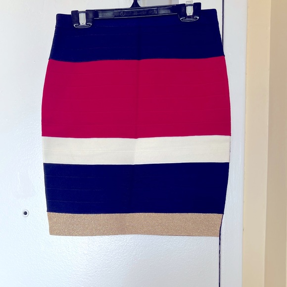 Guess skirt in size small - Picture 6 of 8